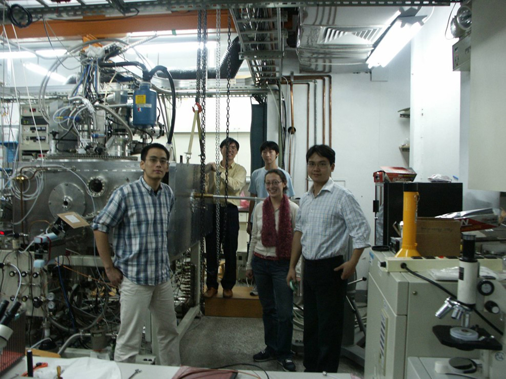 和實驗室成員一起 DIY 打造交叉分子束儀器(左側機器)，是科學家的樂趣。資料來源｜林志民提供