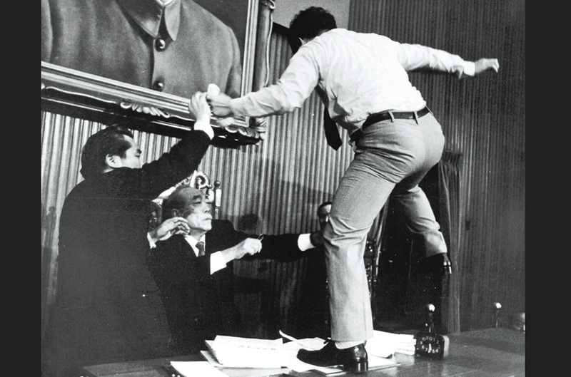 1988 年 4 月 7 日，民進黨立委朱高正，跳上主席台毆打立法院長劉闊才，開國會全武行之先河。 資料來源│聯合新聞網〈那些年…你所不知道的立委打架內幕〉