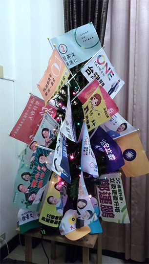 2015 年聖誕節，鮑彤用收藏的競選旗幟精心裝飾聖誕樹。在鮑彤眼中，這些都是專屬於台灣的政治文化。 圖片來源│Frozen Garlic 