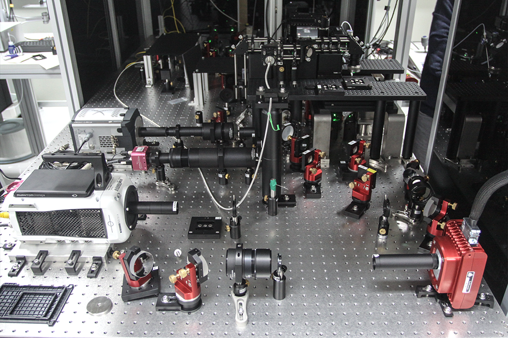 超高速光學顯微鏡全貌：這是謝佳龍團隊大幅優化的第二代版本，並同時紀錄傳統的螢光標籤影像以利比較。 攝影│張語辰