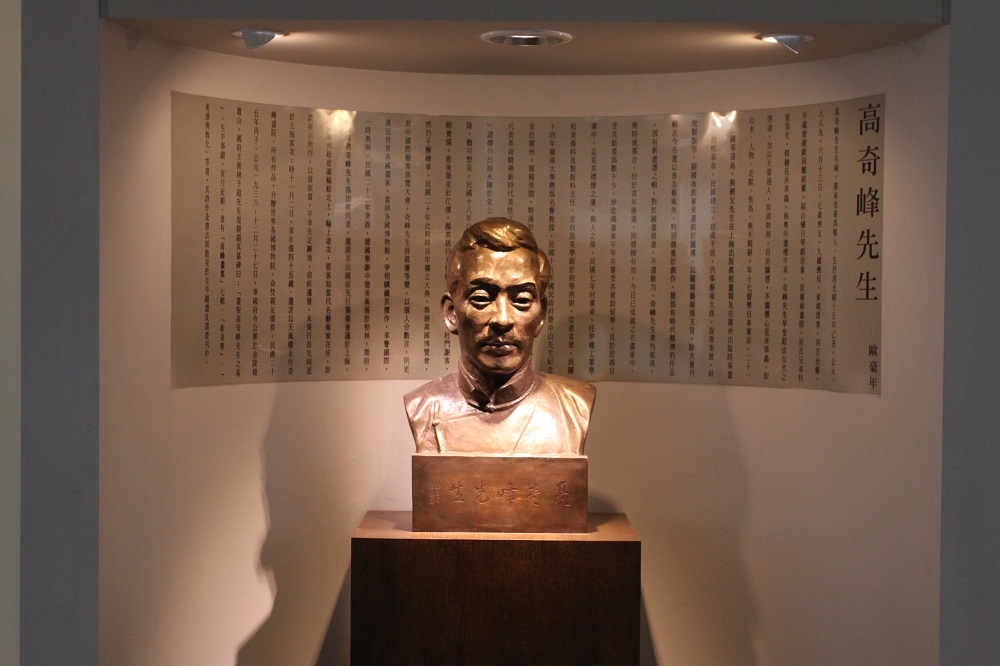 進入嶺南美術館，可見到三尊嶺南畫派創始人的塑像，照片中為高奇峰先生。 攝影│張語辰