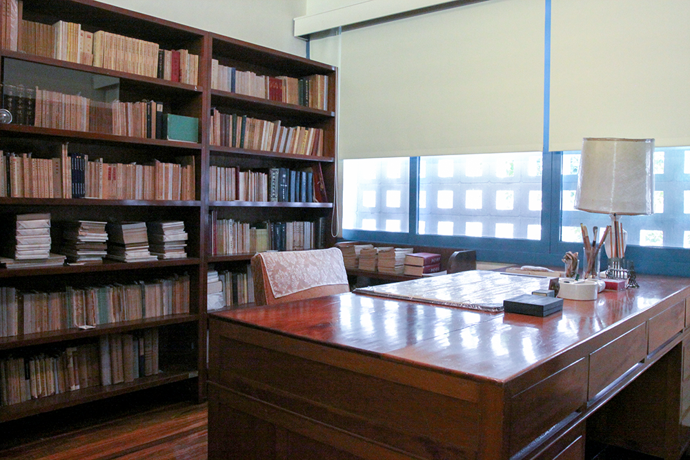 满满的藏书包围着书桌，这是一代知青胡适先生的书房。摄影│张语辰