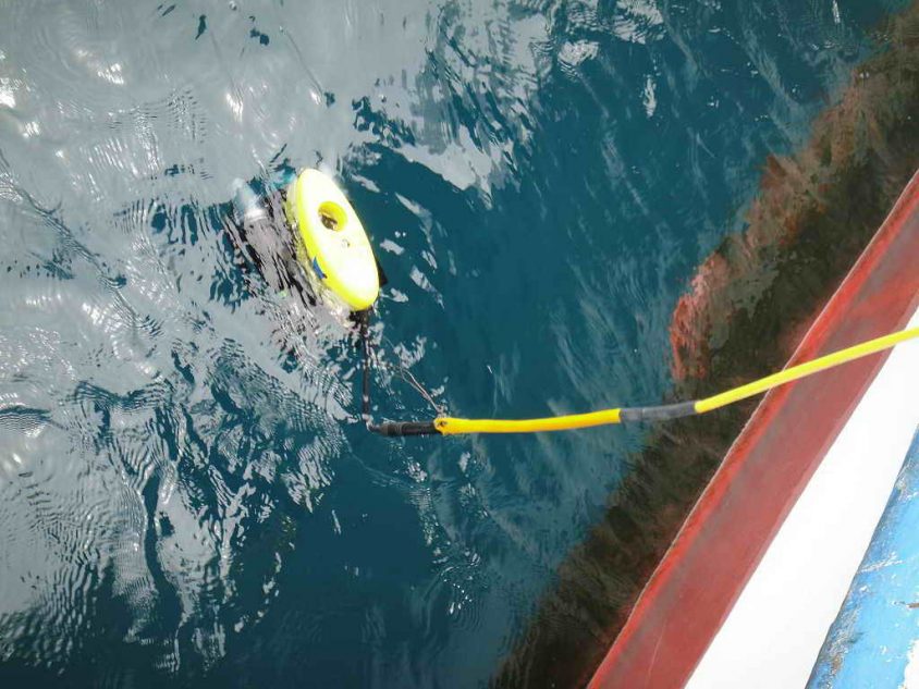 水下考古队使用水下无人载具 (ROV) 到水中验证沉船。图片来源│臧振华提供
