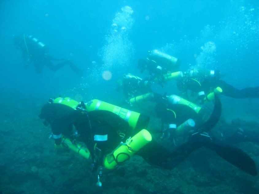 水下考古队员在水中进行搜寻调查。资料来源│臧振华提供