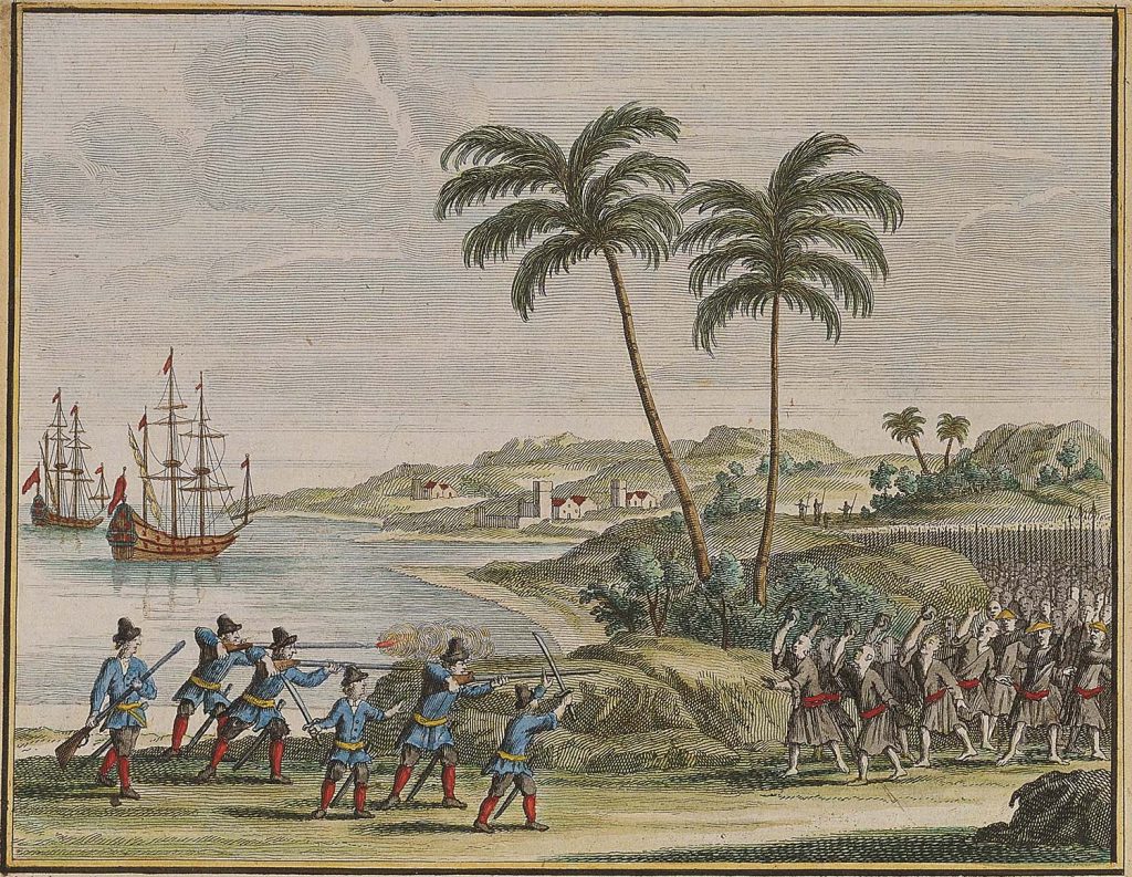 1622 年荷蘭東印度公司 6 名船員，在古雷半島南岸附近遇風漂流上岸，和當地居民起衝突。此處背景為銅山灣，左方一艘為維多利亞號，另一艘為 De Haan 或 Sint Nikolaas 號，皆為荷蘭中型船。 圖片來源│François Valentijn, Oud en Nieuw Oost- Indiën (Dordrecht: Joannes van Braam), 1726, Vol. 4, Part II, Book 3, p. 45. ，取自國立臺灣歷史博物館藏（登錄號2003.015.0127）