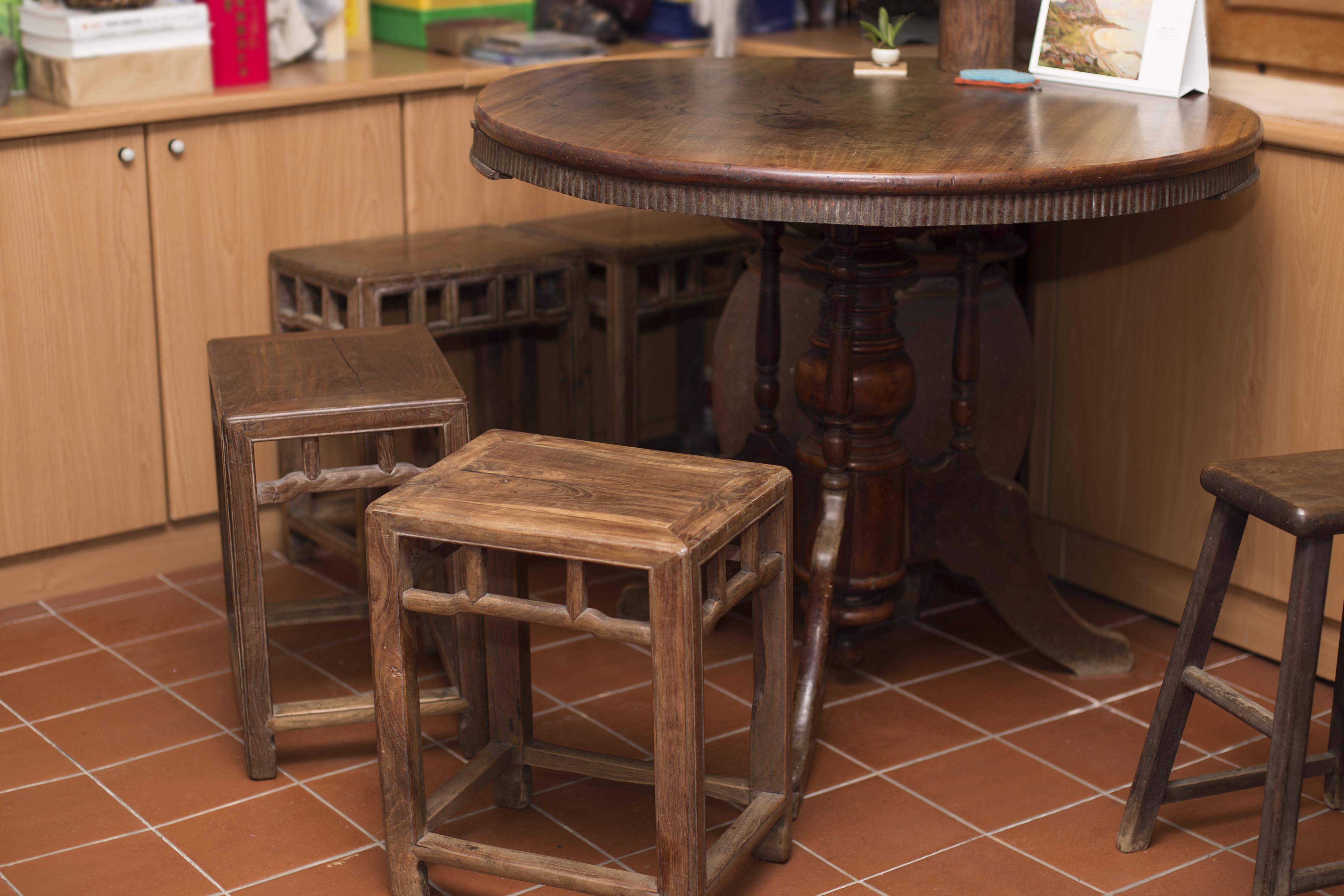 舊家具啟發了余舜德的研究興趣，直到現在他的研究室中，仍然擺著好幾張很有歲月痕跡與韻味的舊桌椅。攝影│張語辰
