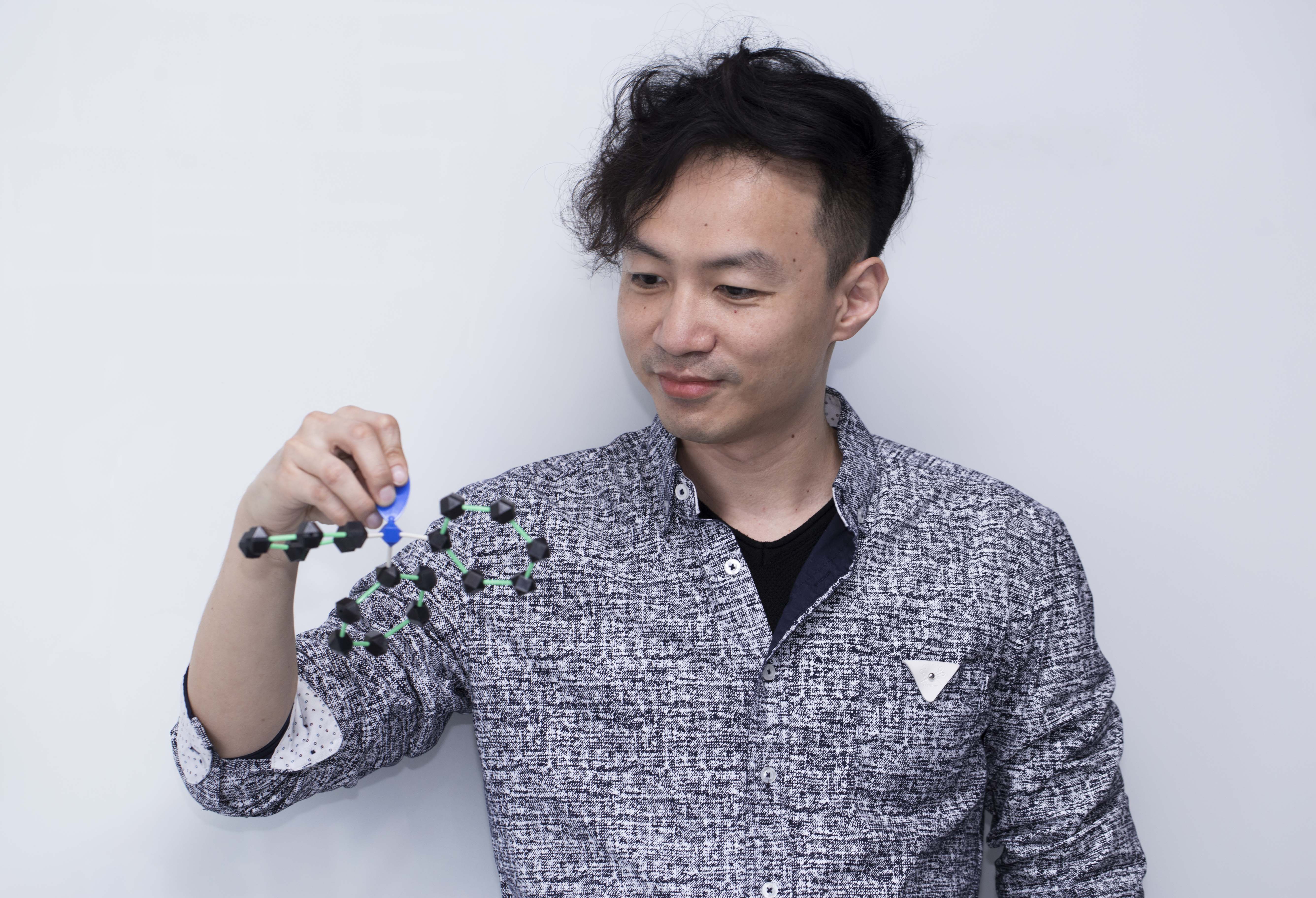 本文專訪中研院化學所的顏宏儒助研究員，透過分子模型玩具，介紹含有「三苯胺」這種分子結構的高分子材料，以及通電變色的應用。攝影│林洵安