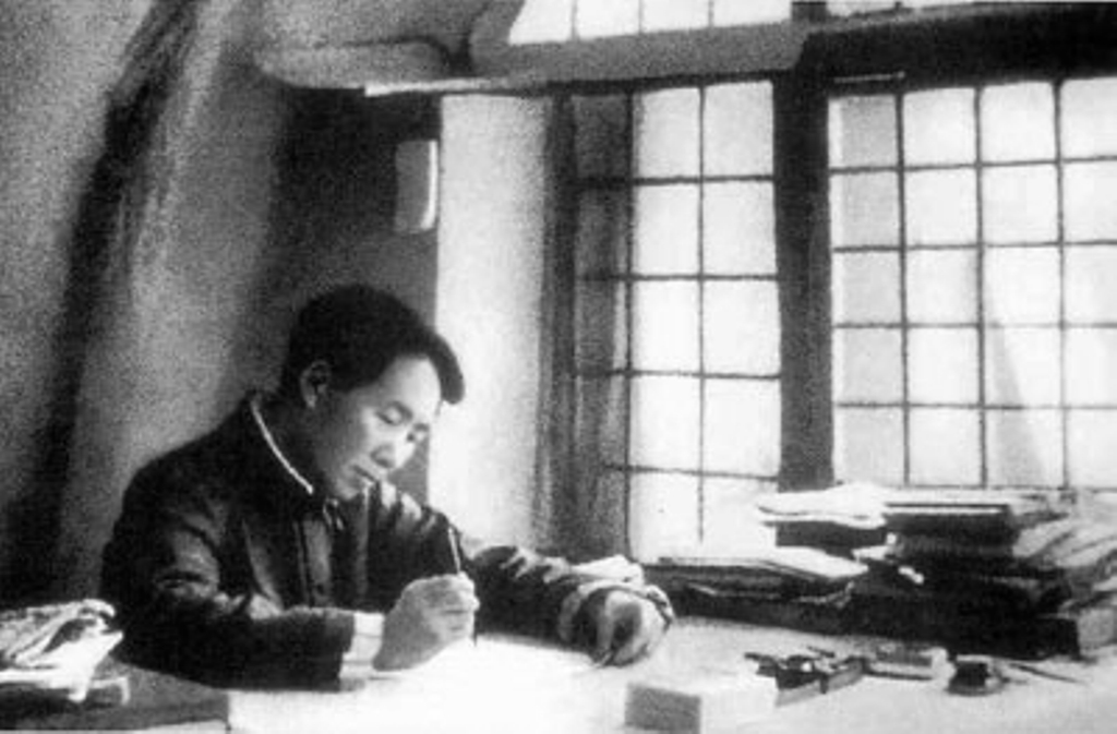 毛澤東在延安寫作，攝於 1938 年。圖片來源│維基百科