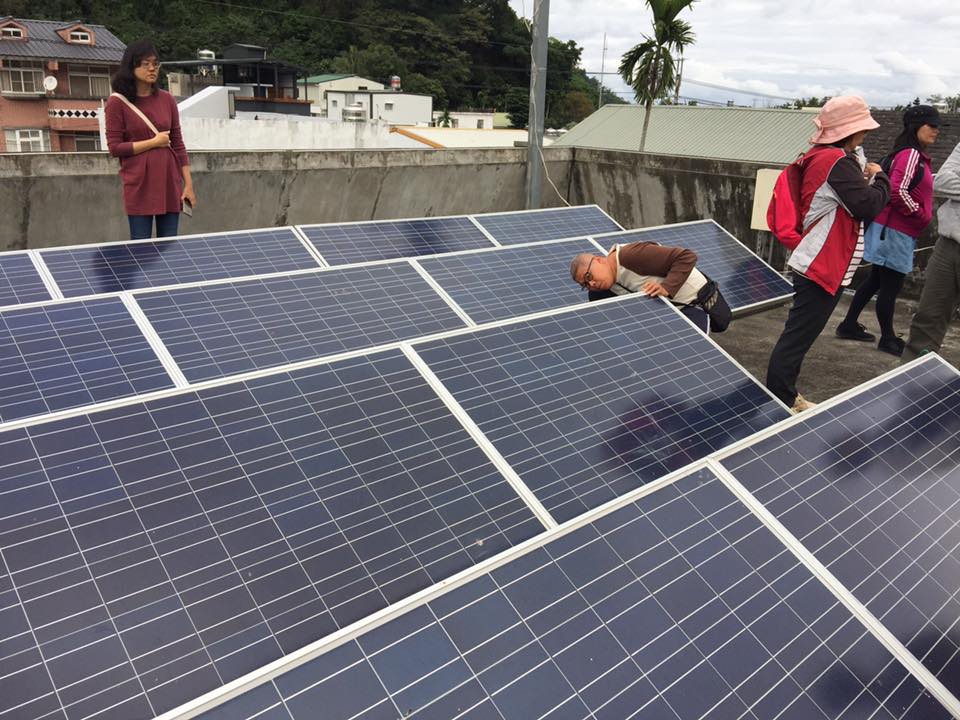 達魯瑪克在公用空間設置太陽能板，邁出部落電廠的第一步。圖片來源│ 主婦聯盟