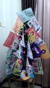 2015 年聖誕節，鮑彤用收藏的競選旗幟精心裝飾聖誕樹。 圖片來源│Frozen Garlic 圖片重製│張語辰