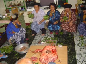 排灣族古樓村正在進行唱經儀式，當女巫開始唱經，她們便踏上與神祖靈相會的「路」。 圖│胡台麗提供