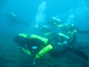 水下考古隊員在水中進行搜尋調查。圖│臧振華提供