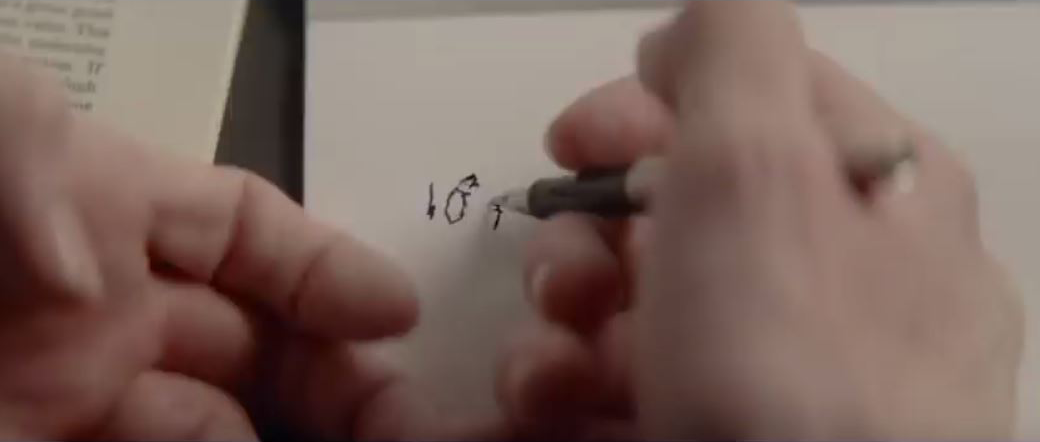 《愛的萬物論》電影中，主角霍金博士從四肢運動神經開始退化，初期無法控制手部肌肉寫字。圖│【愛的萬物論】預告 – 環球影片官方頻道