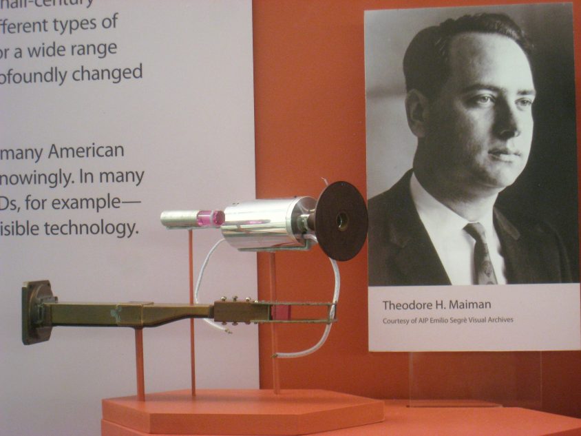 1960 年， Theodore Maiman 實踐「利用受激輻射的原理來得到指定波長的光」這個理論，成功開發出「紅寶石雷射」。圖│wikipedia