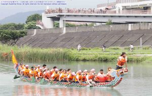 來自不同國家的 TIGP 學生，端午節一起參與划龍舟活動，激起跨文化交流的水花。圖│2017-05-30 Dragon Boat Race