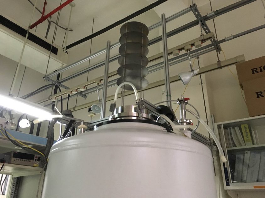 液態氮與液態氦容器的真空保溫容器。操作時「稀釋冷凍機」是由上方置入，外圍的液態氦與液態氮可以隔絕室溫熱輻射，並提供 4.2K 的溫度。圖│研之有物