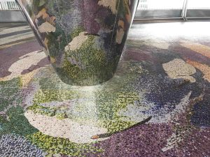 台鐵沙崙站的扭曲圖形公共藝術，鏡子柱投影顯現地面上的黑面琵鷺。 圖│研之有物