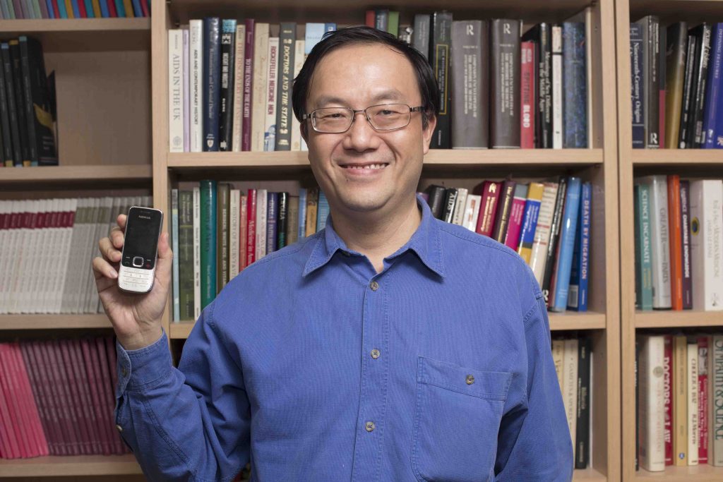 李尚仁現今仍使用 10 年前的 Nokia 手機,儼然是老科技的代言人。圖│研之有物