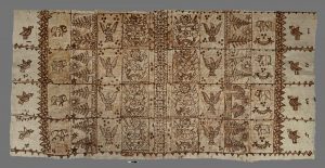 1970 年代出產的東加王國樹皮衣，由構樹樹皮製成，花紋內容包含東加社會重視的動物、植物以及國徽。圖│The British Museum (CC BY-NC-SA 4.0)