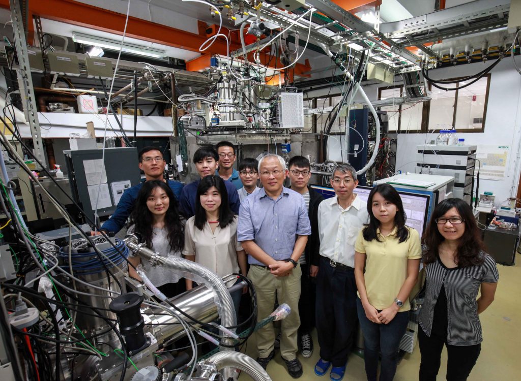 倪其焜與研究團隊成員。後方儀器,為前院長李遠哲於柏克萊大學時自製的交叉分子束儀器,現位於中研院原分所內供研究使用。圖│廖英凱