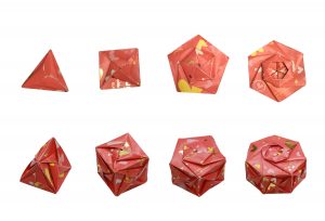 不同形狀的紙片，經過組合、黏接，可以創造出許多平面或立體的結構。依此原則，可以摺出許多生物分子結構。圖│研之有物(摺紙示範│洪上程)