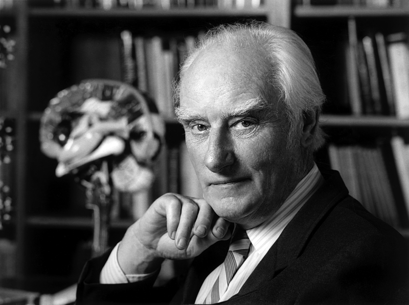 諾貝爾獎得主克里克 (Francis Crick, 1916~2004) 有一句名言：「如果你要了解功能，你要研究結構」。這邊所謂的功能，是指生物分子的功能。圖│Wikipedia (資料來源│〈挑戰神奇子彈—高效能計算與藥物設計〉，作者：林榮信)