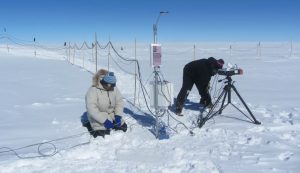 在格陵蘭峰頂基地，觀測大氣透明度。資料來源│「穹頂天眼—從格陵蘭看黑洞」紀錄片