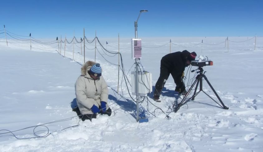 在格陵蘭峰頂基地，觀測大氣透明度。圖│「穹頂天眼—從格陵蘭看黑洞」紀錄片