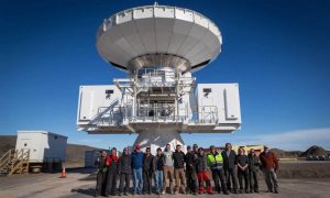 2017 年 7 月 24 日，格陵蘭望遠鏡組裝完成，研究與工程團隊合影。資料來源│格陵蘭望遠鏡網站