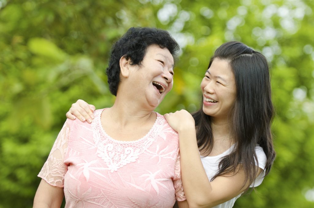 離家後的成年子女,誰最常探視父母?中研院家庭動態調查顯示:單身女兒最常回家。圖│iStock