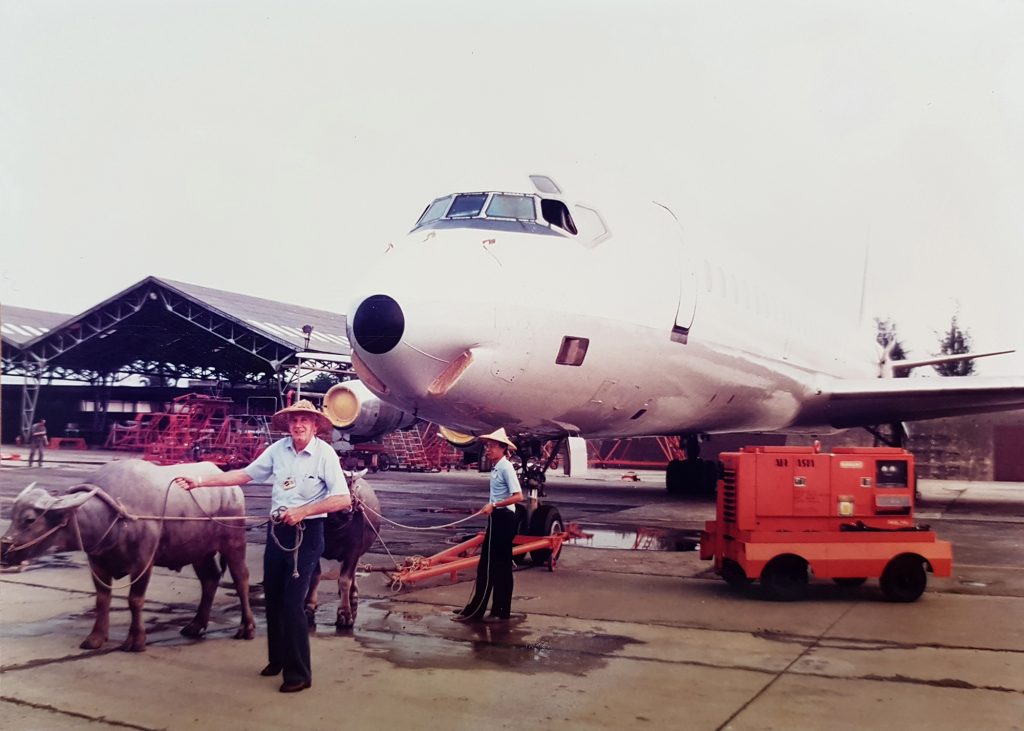 1977 年中美斷交,臺南飛行場的亞洲航空公司,祭出「牛車拉飛機」苦肉計,向母公司索取資金紓困。圖│亞洲航空(股)公司編(2016)《亞洲航空公司 70 週年特刊》