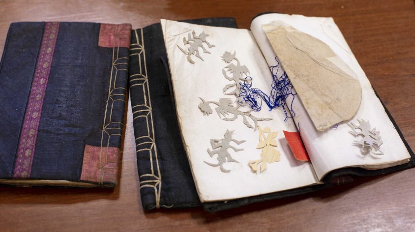 三朝書裡經常夾著婦女刺繡的花樣圖形，書衣皆為手工縫製，是傳統農村精裝本。圖│研之有物