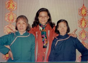 一位是臺灣人類學家，兩位中國農村婦女（左一為何豔新，右一為龍玉），原本相隔千里、毫無關係，因為女書讓她們牽繫起姊妹緣分，直至今日。圖│劉斐玟