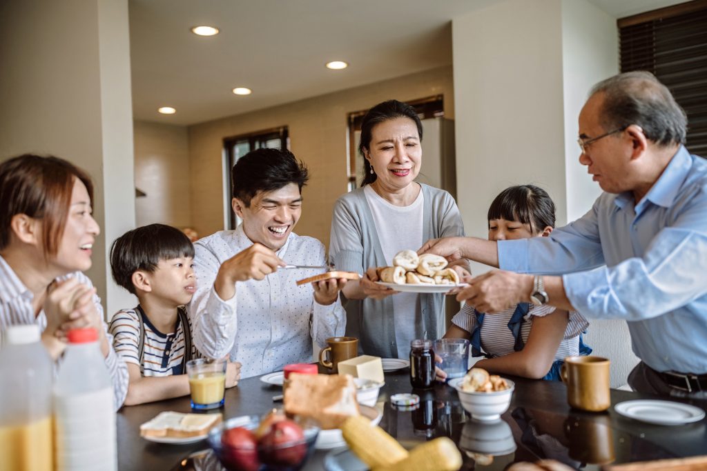 孝親、教養、婚姻互動是三明治族的日常,影響著家庭的幸福滿意度。圖片來源│iStock