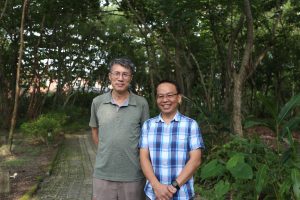 路殺社兩大幕後推手：路殺社社長暨特有生物研究保育中心助研究員林德恩 (右)，以及中研院資訊科學研究所副研究員莊庭瑞 (左)，在充滿野生氣息的南投特有生物研究保育中心，回顧路殺社成立、茁壯的過程。攝影│林洵安
