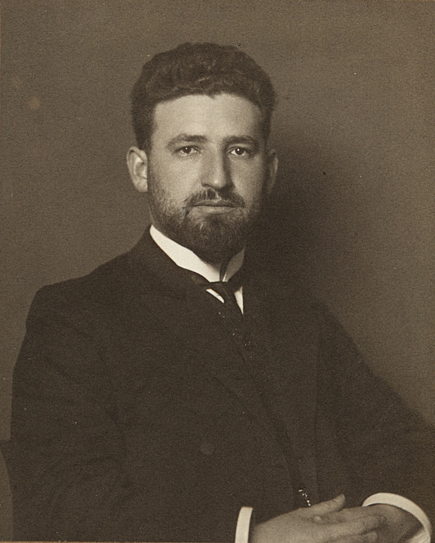 格羅斯曼·馬塞爾(Grossmann Marcell,1878~1936年),猶太數學家,愛因斯坦的大學同窗和好友,專長是黎曼幾何,建議愛因斯坦將黎曼幾何中的里奇曲率張量納入重力方程式。圖│維基百科