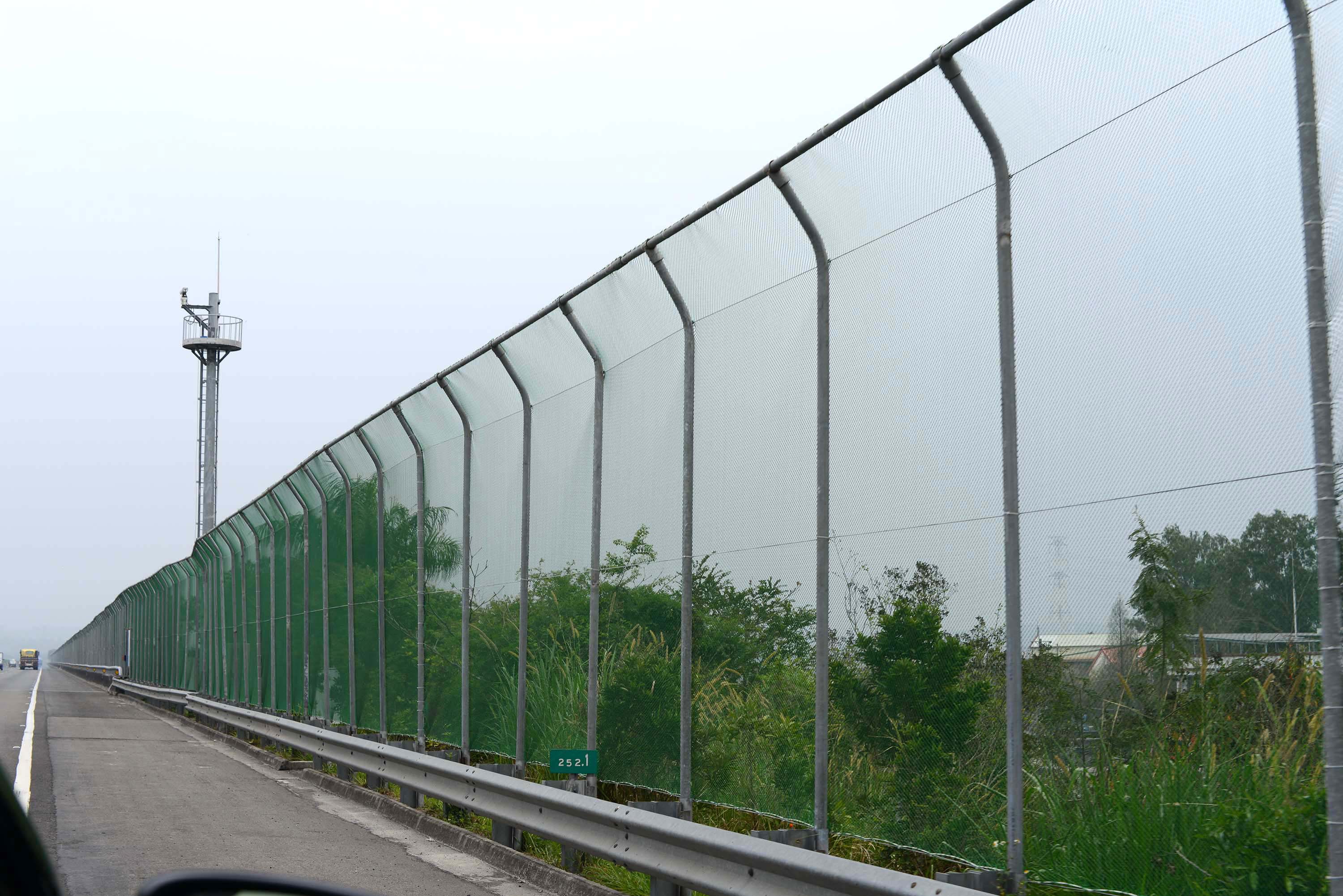 國道3號林內段的紫斑蝶防護圍籬，作用是拉升紫斑蝶穿越國道時的飛行高度，減少紫斑蝶被捲入高速疾馳的車輛氣流中。 圖│林德恩