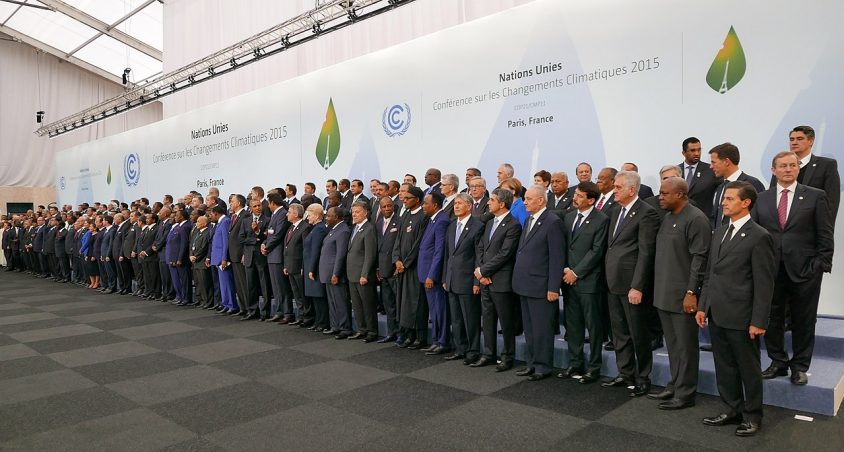 聯合國《氣候變化綱要公約》第 21 屆締約國大會，於 2015 年 11 月 30 日在法國首都巴黎近郊舉行，為期 13 天，簡稱「COP 21」或「CMP 11」。會議目的是各國達成共識，簽訂具有約束力的措施，遏止全球氣溫上升趨勢，被視為「拯救地球的最後機會」，也是最多國家領袖參與的一屆會議。圖片來源│維基百科