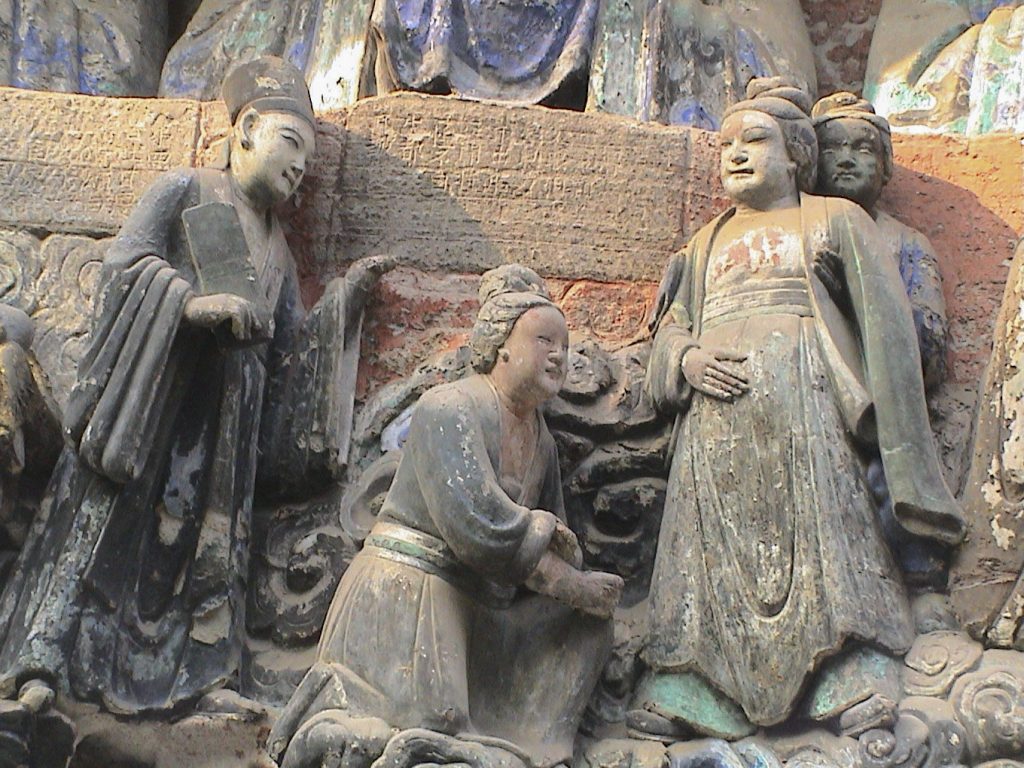 中國四川大足寶頂山的石刻,相傳由宋代僧人趙智鳳鑿建。其中,「臨產受苦恩」石像生動呈現古代婦女的生產場景,產婦以直立體位臨盆,助產者一人在背後抱腰,一人在前面準備接生。圖│李貞德攝