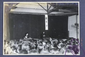 昭和 10 年（1935 年）二高女（今臺南女中）的新年會，學校是日本政府規訓同化的重點場域，透過各種活動、儀式讓學生接受「新曆年」。圖│臺南女中百年老照片