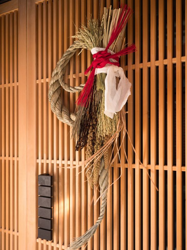 掛門松、稻草繩是日本傳統的新年儀式，現今日本依然可見。圖│iSock