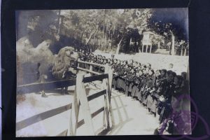 1914 年開園的圓山動物園，在日治時代是新潮的現代化景點，也是新春熱門出遊地，許多父母會在新年假期帶小孩動物園玩。圖為 1920 年代，二高女學生到動物園校外旅遊。圖│臺南女中百年老照片