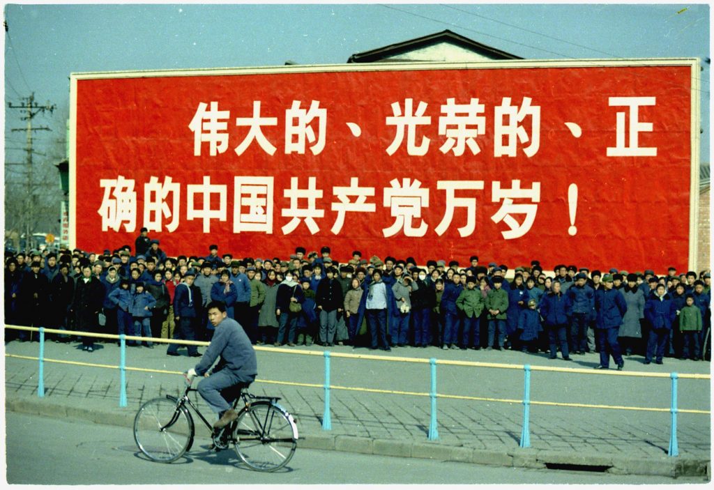過往中共的外宣充滿黨國色彩,但他們注意到西方「公共外交」的成功,開始學習這種非官方的軟性交流模式,再植入政治意圖。同時,高薪聘請國外傳媒人才,改用西方能接受的語言包裝,進行一系列大外宣。圖│Byron E. Schumaker