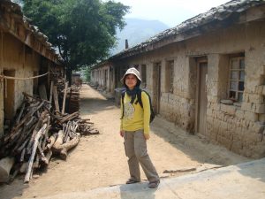 劉紹華親身走訪中國麻風村進行田野研究。長年的研究中，麻風病人的生命韌性帶給她無數感動，她也從麻風醫生與救助者身上，看見可貴的人性。圖│劉紹華