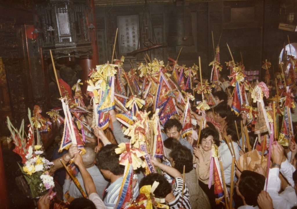 香客手持進香旗進入大殿,大殿內即將進行「謁祖割火」儀式。圖│張珣