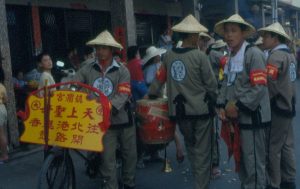 1986 年鎮瀾宮前往北港進香的開路鼓。開路鼓是進香陣頭的先鋒，走在隊伍前端，沿途步行敲打吹奏，提醒信徒隊伍已到。圖│張珣