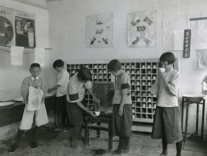 1920-30 年代，著名公衛學家蘭安生與同事們，教導學童使用個人水杯、毛巾。衛生運動影響了生活用具，同時，這些器皿也改變我們切身的身體習慣與感受，建構出全新的衛生感和自我認同。圖│洛克斐勒檔案中心（Rockefeller Archive Center）