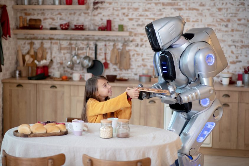 AI 看圖說故事的能力，可讓照顧居家照護機器人了解眼前的情境，知道如何找話題與人交談，變得溫暖許多。圖│iStock