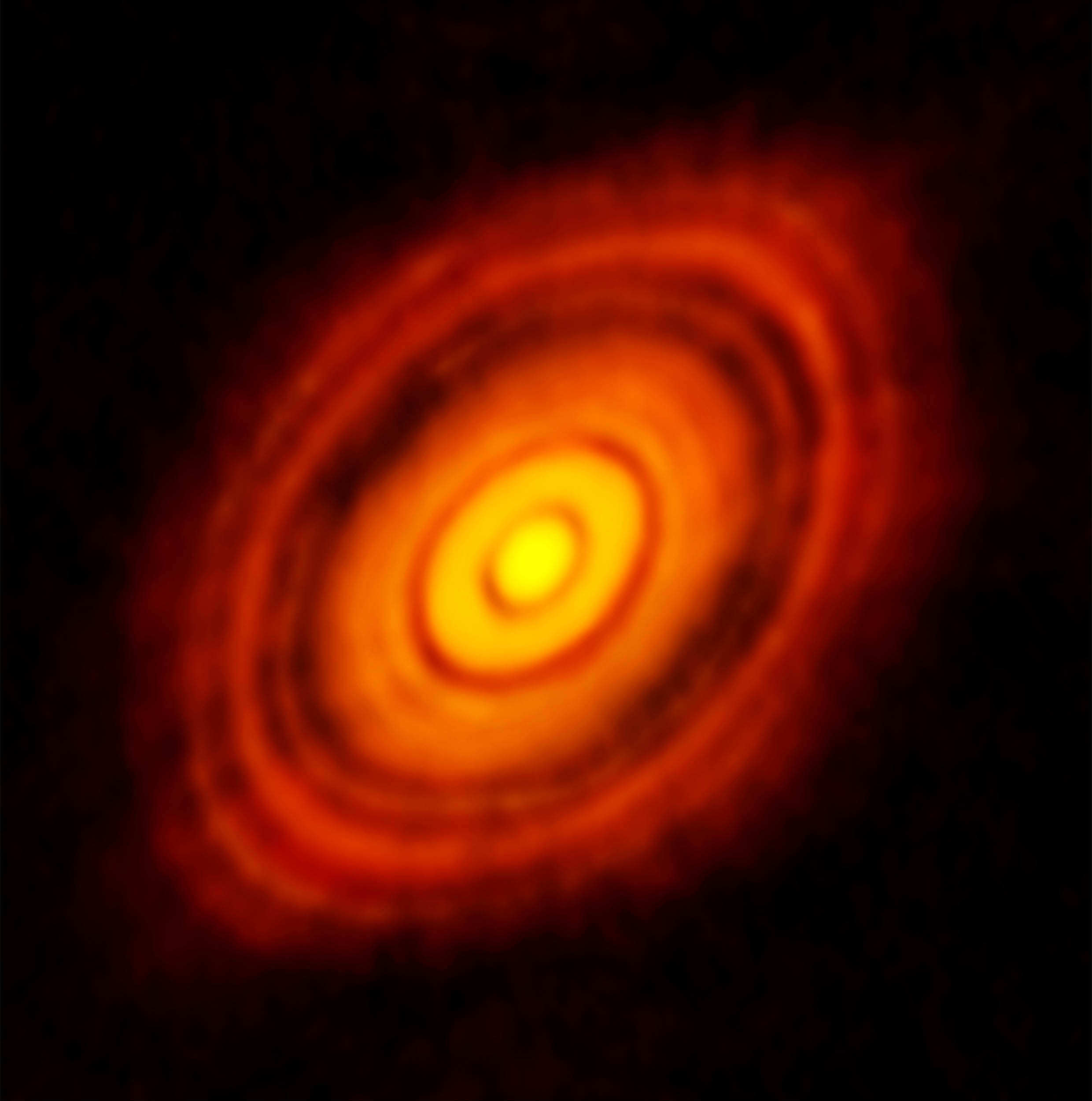 這張是拍攝連續光譜，得到金牛座 HL 原行星盤的塵埃分布，清楚呈現環與間隙的構造。圖│ALMA (ESO/NAOJ/NRAO)