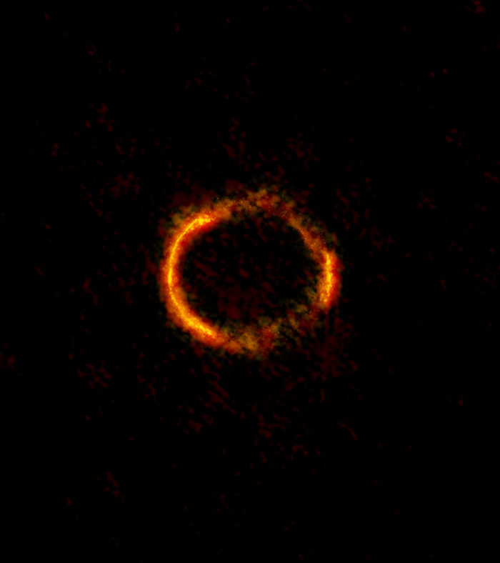 SDP.81 愛因斯坦環。這是地球、40 億光年外之 A 星系、120 億光年外之 B 星系，三個天體同時在一直線上，因為位置剛好加上 A 星系的巨大重力所造成的奇景。圖│ ALMA (NRAO/ESO/NAOJ); B. Saxton NRAO/AUI/NSF